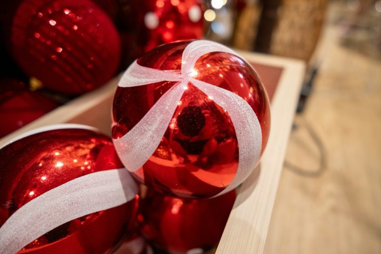 How to Incorporate Ribbons in Seasonal Outfits